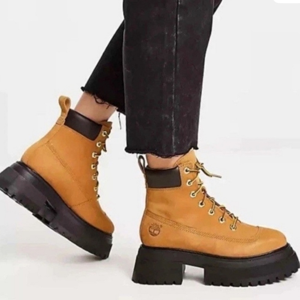 NWT TIMBERLAND Sky Lace Up Boots!